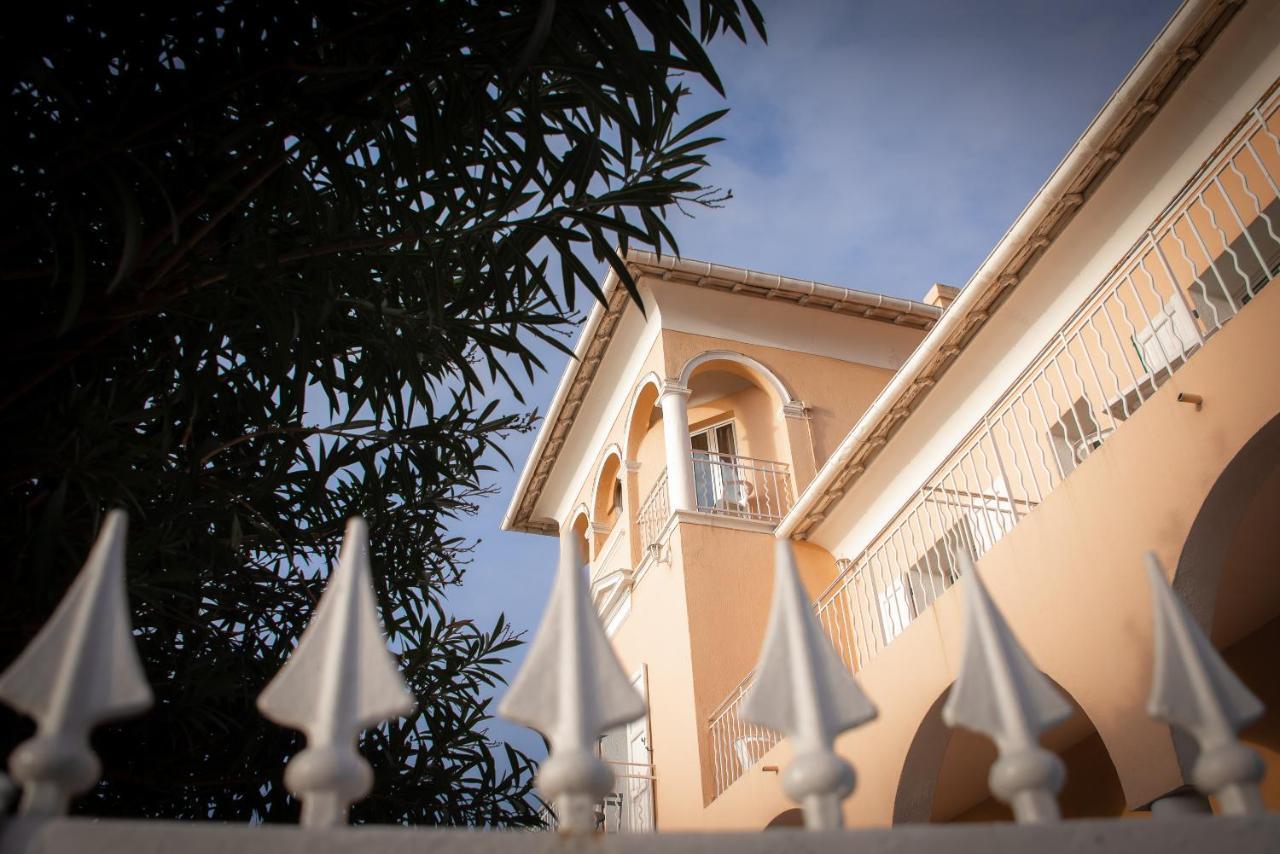 Hotel Et Appartements Reine D'Azur Roquebrune-Cap-Martin Ngoại thất bức ảnh