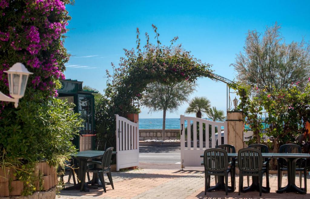 Hotel Et Appartements Reine D'Azur Roquebrune-Cap-Martin Ngoại thất bức ảnh