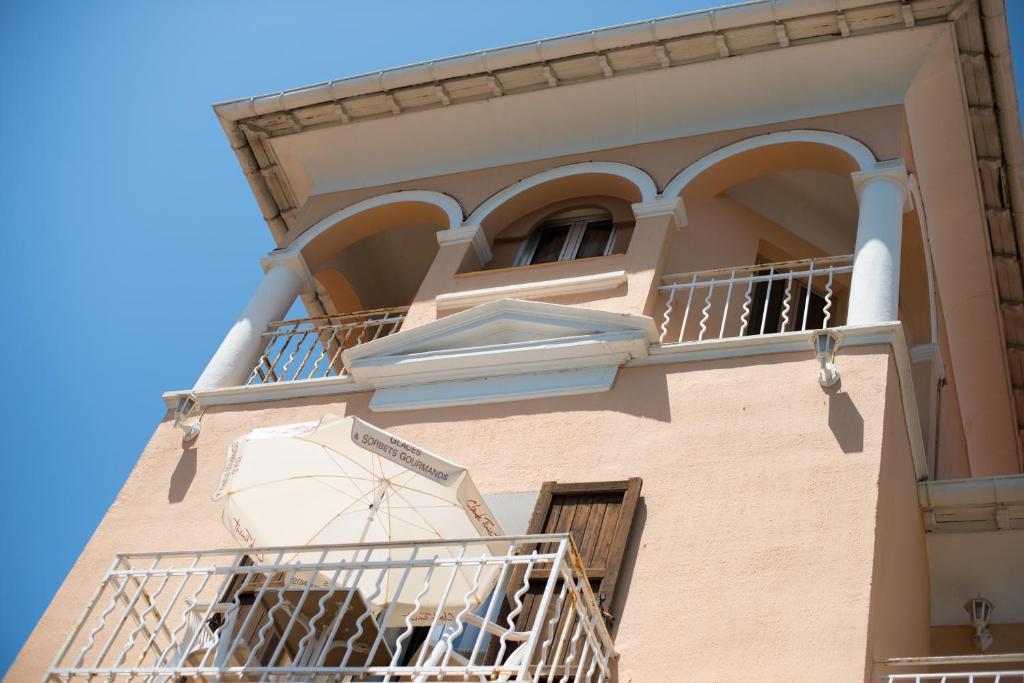 Hotel Et Appartements Reine D'Azur Roquebrune-Cap-Martin Ngoại thất bức ảnh